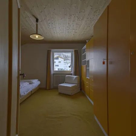 Chesa Clus - アパート ツオウ